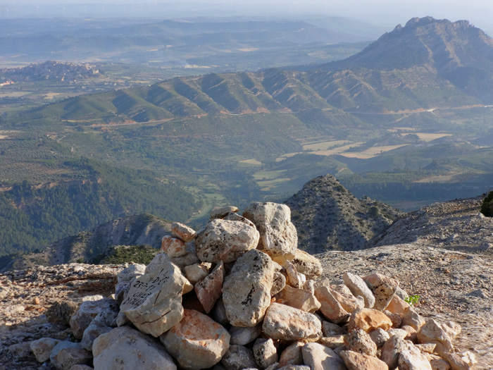 im Norden Horta de Sant Joan und Muntanaya de Santa Bàrbara (s. Archiv)