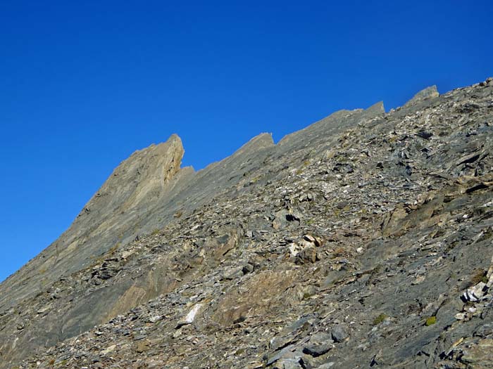 auch die Gratfortsetzung zur Rosenspitze trägt wilde, im Verfall befindliche Zacken auch die Gratfortsetzung zur Rosenspitze trägt wilde, im Verfall befindliche Zacken