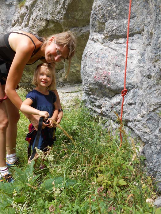 auch Ronja holt ihren Gurt hervor