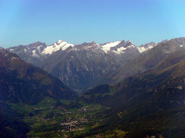 schon allein die Gondelbahn-Auffahrt von Matrei ist ein Erlebnis; Blick nach W aufs Virgental mit der Rötspitze (links der Mitte)