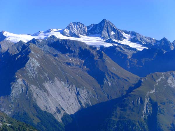 zum Greifen nahe: Großglockner und Glocknerwand von SW; die Licht-Schatten-Kante in Bildmitte ist der berühmte Stüdlgrat