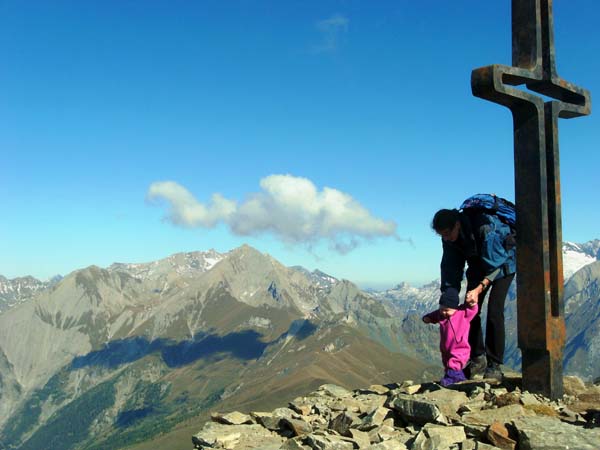 am SW-Gipfel des Rotenkogel ein großes Stahlkreuz; Blick nach N