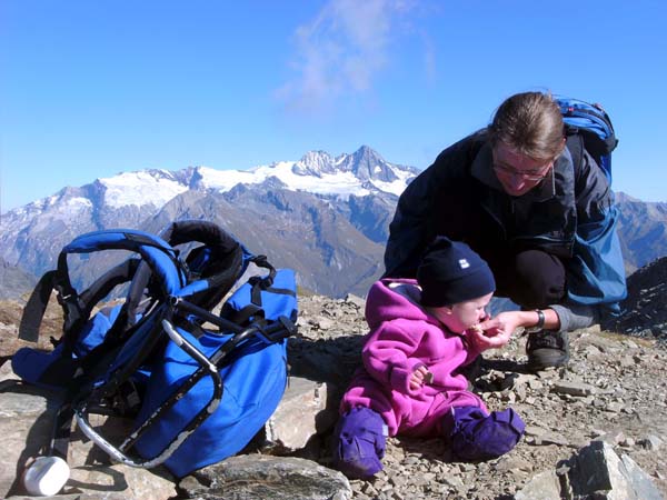 auch kleine Bergsteigerinnen haben Hunger; im Hintergrund der westl. Glockner-Hauptkamm vom Kalser Tauern bis zum höchsten Berg Österreichs 