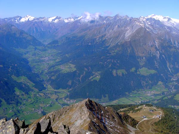 Gipfelparade gegen den Uhrzeigersinn: im WNW - über der Bergstation - baut sich die Venedigergruppe zwischen Großvenediger (rechts) und Rötspitze auf