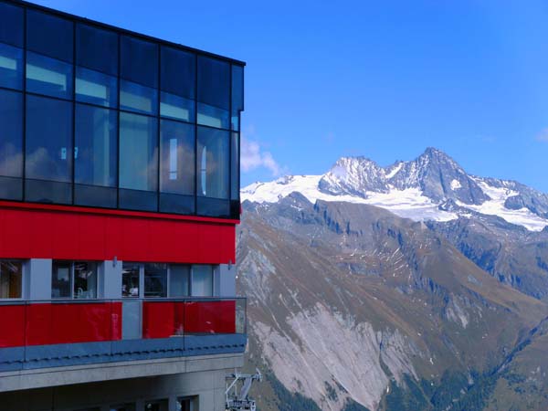 die Zivilisation hat uns wieder: Auf der Adlerlounge am Cimaross werden an die Seilbahntouristen für bare Münze Glückspunkte der anderen Art vergeben