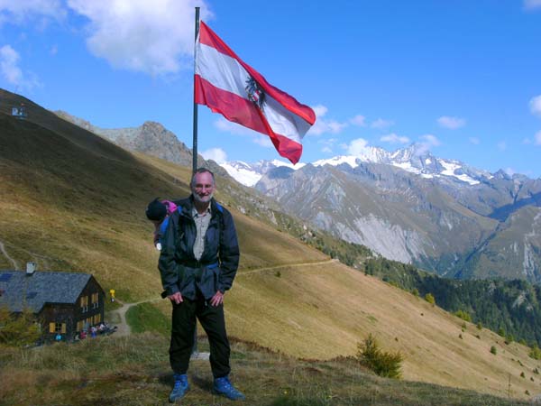 schlichtweg sensationell: rechts vom Törl der Glockner (Erich in Vollpatriotenmontur mit Kind und Fahne), ...