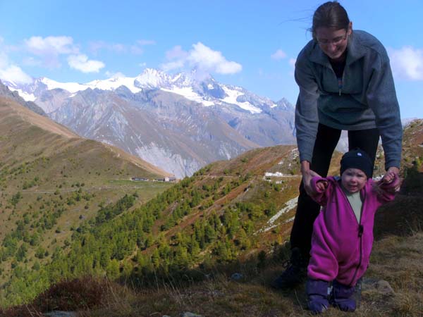 Rückblick aufs Törl; Ronja legt in dieser Woche selbstständig ihre ersten Meter zurück