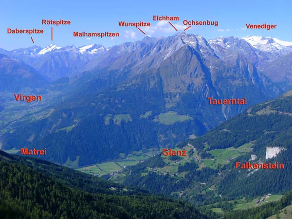 ein letzter Blick nach W auf die Talschaft rund um Matrei, unser Bauer wartet schon mit dem vollmundigen Falkensteiner Gösser aus der Lienzer Brauerei ...