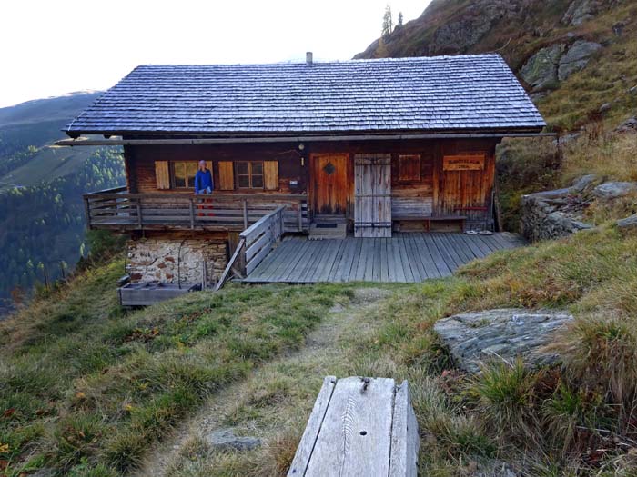 die Hütte auf der Ragötzlalm liegt noch im Schatten                               