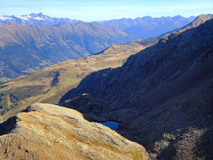 rechts anschließend über dem Karsee und dem Schigebiet Brunnalm der Lasörlingkamm und die Schobergruppe (rechts hinten)