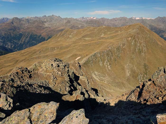 ... auf einen flachen Abschnitt des Nordwestgrats ausqueren kann, wo man ...