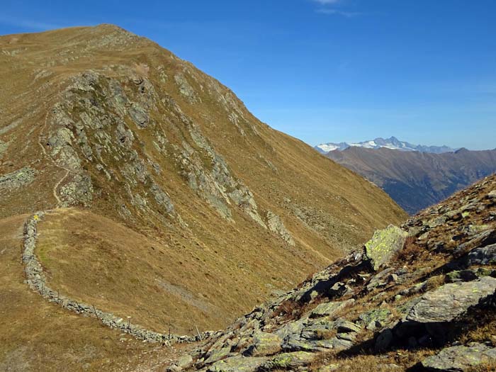 in der Ragötzllenke treffen wir auf den bezeichneten Wanderweg; es trennen uns nur mehr knapp 200 Hm vom letzten Gipfel