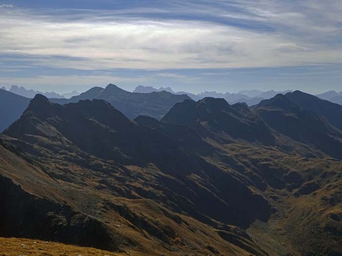 der Hauptkamm Traunleitenspitze - Hellböden, dahinter Riepenspitze und Dolomiten, sowie ...