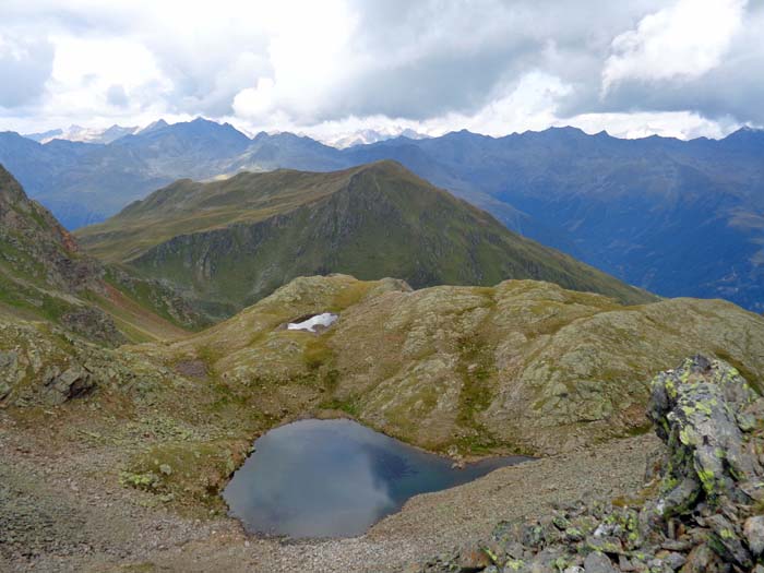 der zweite, südwestliche See; aus dem kleinen Tal links kommt der bezeichnete Normalweg, in Bildmitte die Langschneid