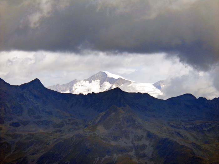 Blick vom ansetzenden Westgrat der Roten Spitze gegen Norden durch ein Wolkenfenster auf den Großvenediger