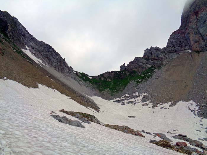 ... die es zu überschreiten gilt; auch Mitte Juli gibt es hier oben noch ausgedehnte Schneefelder