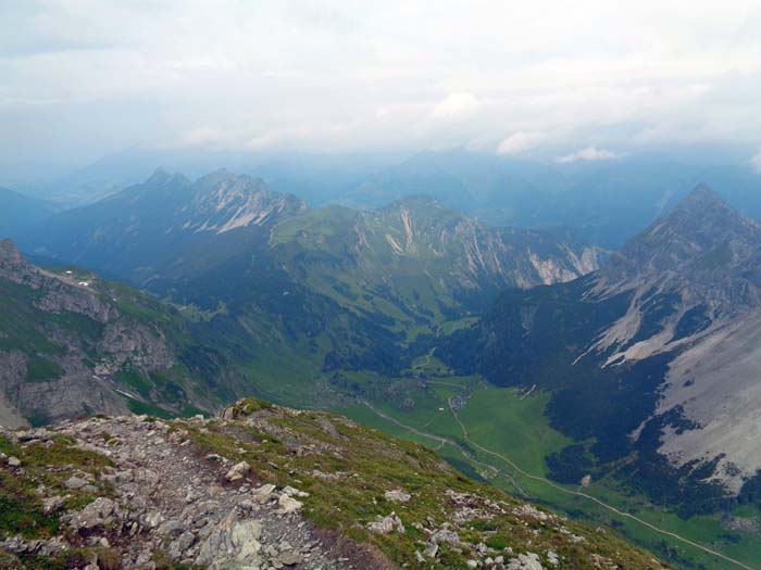 ... und hinunter in Richtung Klesenza Alm und Großes Walsertal