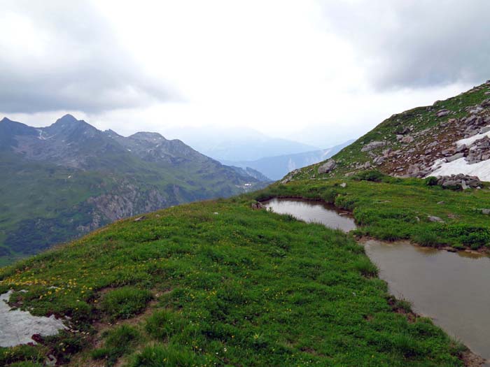 ... und schönen Rastplätzen; genau in Bildmitte wieder die Freiburger Hütte