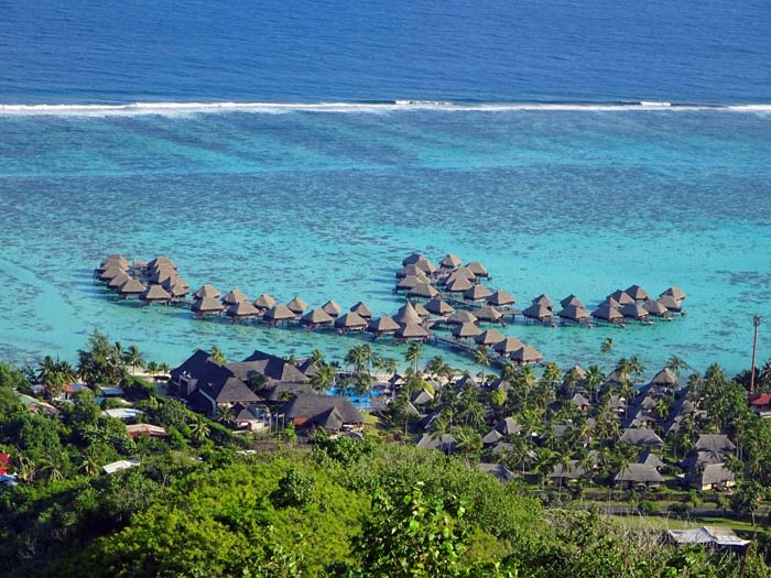 ... zum oberen Wiesenrand mit Blick auf die Luxusbungalows des Hilton Moorea Lagoon Resort & Spa