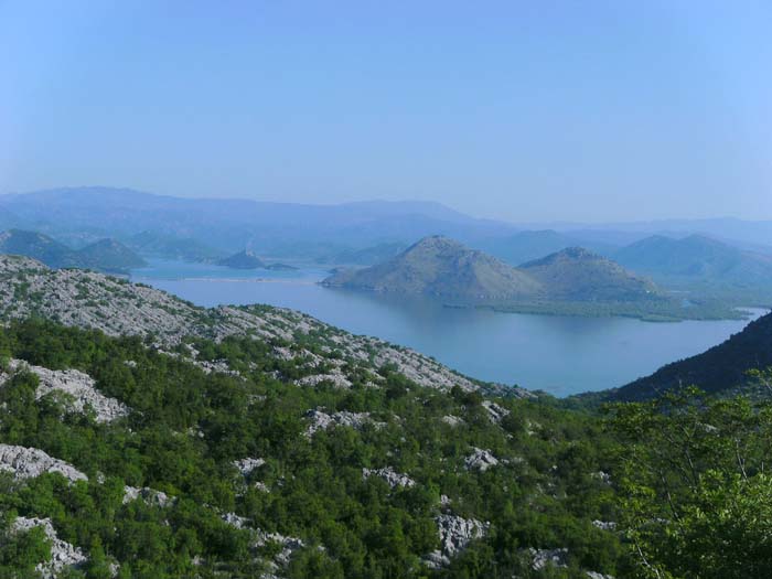 im Anschluss an unsere Cetinje/Rijeka Crnojevića-Tour (s. Archiv) folgen wir der eindrucksvollen „Klosterroute“ hoch über dem Westufer des Skadarsees; Blick nach N, in der Mitte links ist der Straßen- und Bahndamm Richtung Podgorica zu erkennen