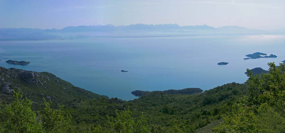 im OSO jenseits des Sees der albanische Teil des großartigen Prokletije-Gebirges; der hufeisenförmigen Insel ganz rechts werden wir im Anschluss an die Rumija-Besteigung einen Besuch abstatten