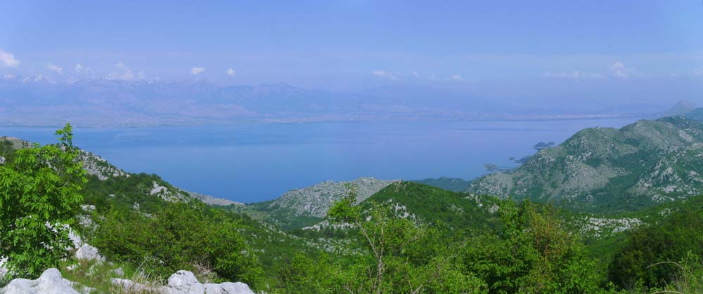 am Mihojtsattel, nach knapp 600 Aufstiegshöhenmetern, bietet sich ein umfassendes Panorama über den albanischen SO-Teil des Sees