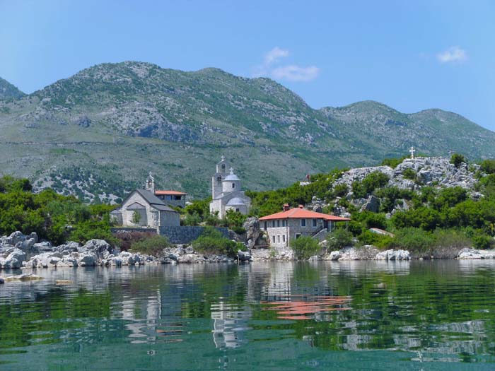 Blick von O auf Kloster und Rumijaberge