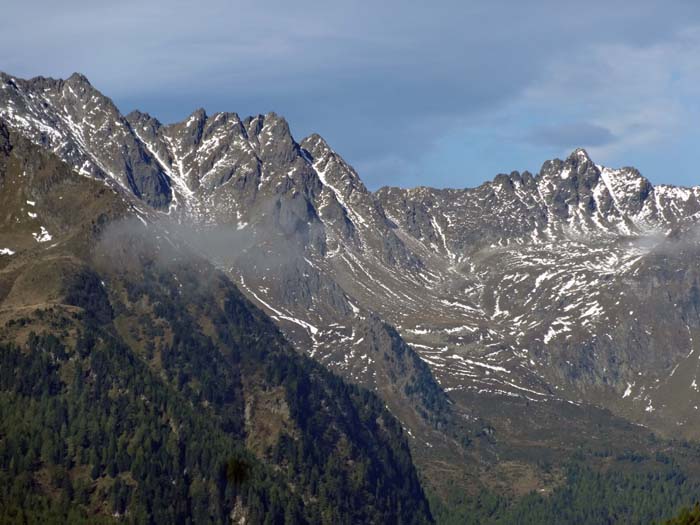 gegenüber die einsame Felslandschaft von Gamsleiteck und Kircheleck mit seinen geheimnisvollen Graten im 3. und 4. Schwierigkeitsgrad