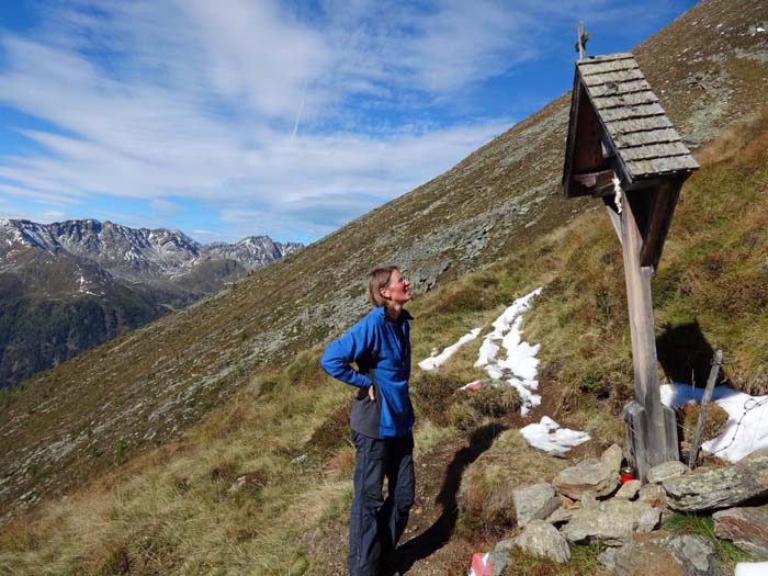 das Wegkreuz auf 2160 m in der Arfeld Südflanke