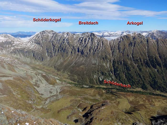 im NO die Fortsetzung des Schöderkogel-Eisenhut-Kammes; etwa in gerader Linie hinterm Breitdach liegt der Sölkpass