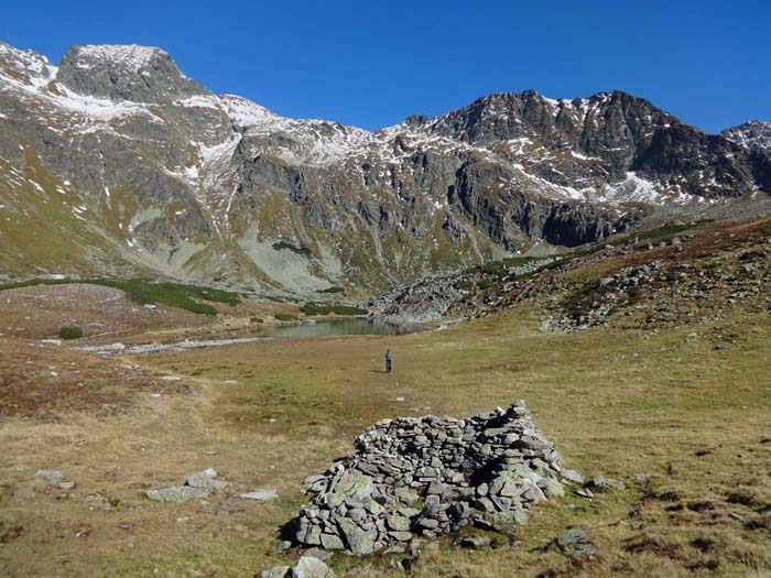 Grafenalm mit Vorderem Sauofensee; links der Schrein, ganz hinten rechts lugt der Schöderkogel hervor