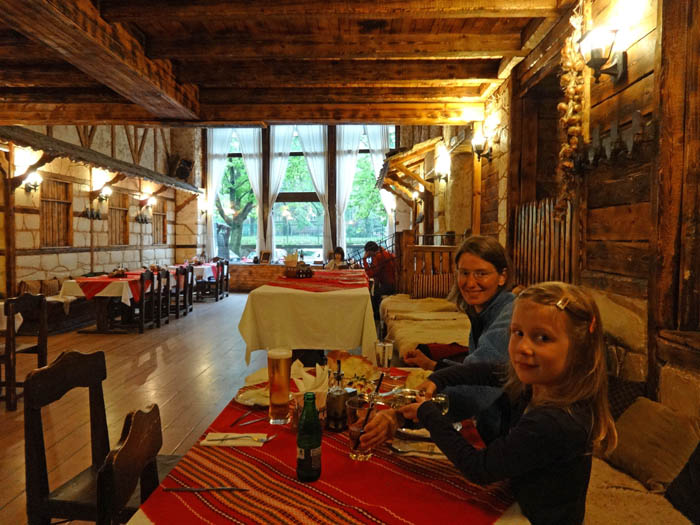 zum halben Preis eines durchschnittlichen mitteleuropäischen Lokals wird beispielsweise im Restaurant Chiflika neben der Fußgängerzone vorzügliche bulgarische Küche in Landestracht aufgetragen