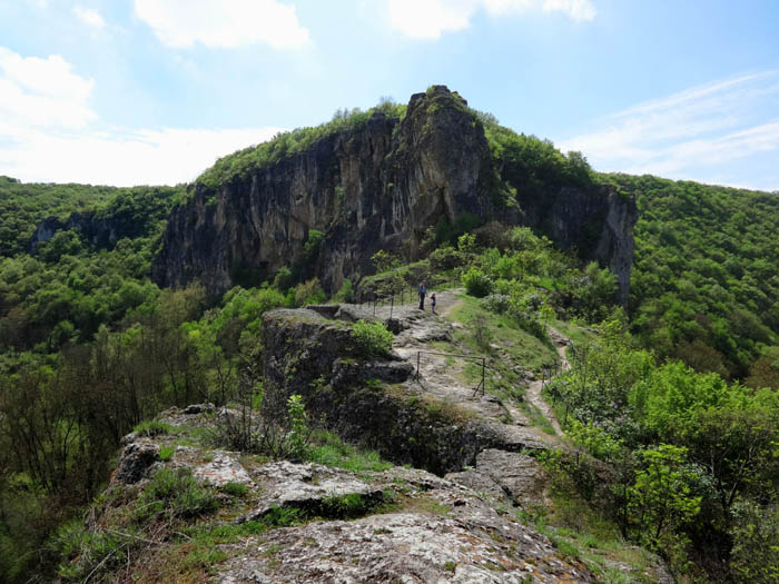 die berühmteste, die Kirche der Heiligen Mutter Gottes, etwa 4 km östlich des Dorfes Ivanovo, gehört aufgrund ihrer Wandmalereien zum UNESCO-Weltkulturerbe; sie versteckt sich im Innern des senkrechten Felspfeilers rechts