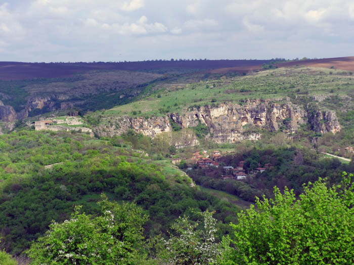 wieder einige Flussmäander weiter südlich treffen wir auf den nächsten Höhepunkt des Naturparks: das romantisch gelegene mittelalterliche Dorf Cherven mit seiner Bergfestung (links)