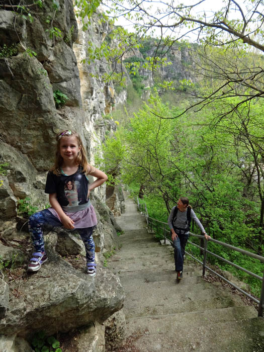 über lange Treppenfluchten erklimmt man ...