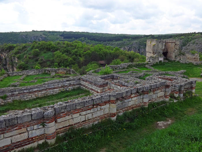 das Fort stammt aus dem 13. Jh. und war zur Zeit des Zweiten Bulgarenreichs strategisch bedeutsam; vorne die Grundmauern einer Kirche, hinten rechts ...