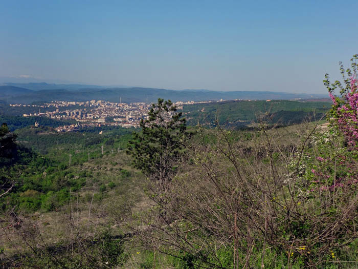 von der Donau bis an den Fuß des zentralen Balkangebirges: hinten links dessen höchster Gipfel, der schneebedeckte Botev, davor Veliko Tarnovo