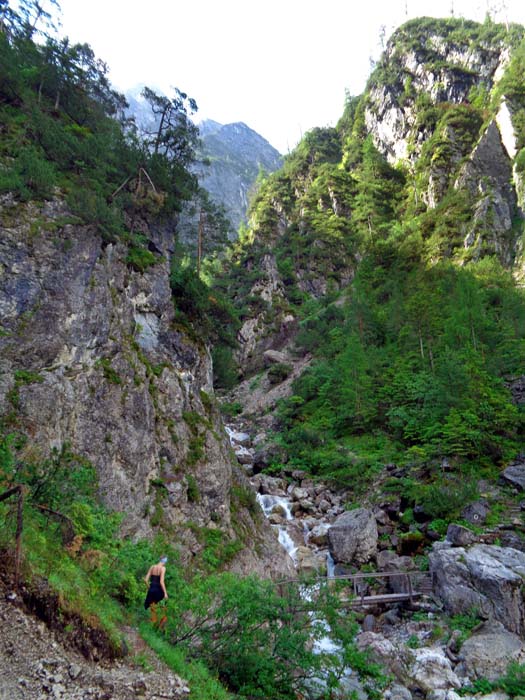 vom Luggauer Brückl (eigene Postbushaltestelle für die öffentliche Rückkehr von Maria Luggau) oberhalb von Lienz führt der bezeichnete Pilgerweg hinauf zur Schlucht des Leisacher Almbach ...