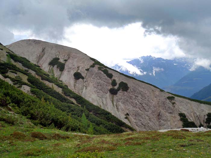 ... mit Blick auf die südliche Vorkuppe des Sandeck; hinten der Karnische Hauptkamm jenseits des Lesachtals