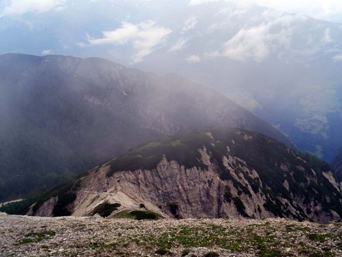 immer mehr Wolken ziehen auf; im NW Punkt 2222 und das Drautal