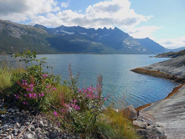 wenige Kilometer weiter südlich ein interessantes Wander- und Kletterrevier - das Børtindmassiv von W