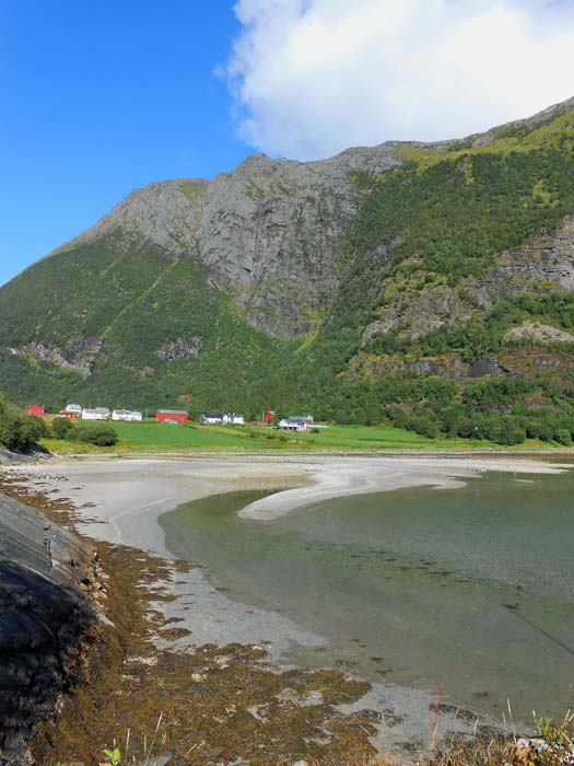 vom Fähranleger Horsdal wandern wir am Sandstrand ...