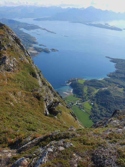 Blick vom Südkamm auf den Fähranleger bei Horsdal