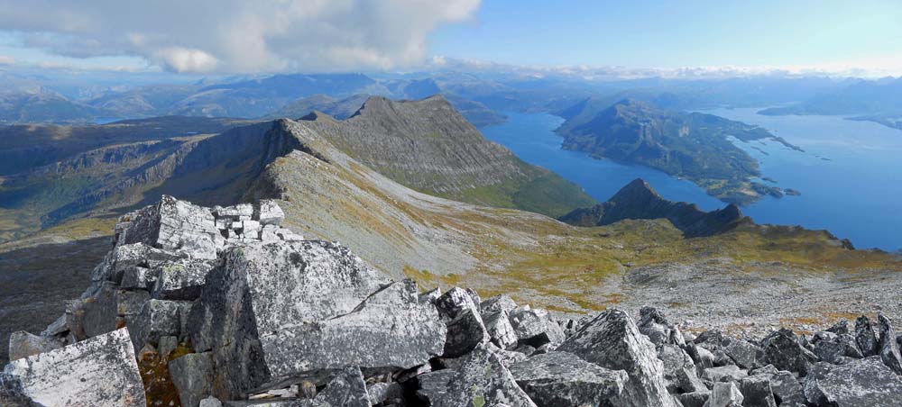 Gipfelblick nach SO, am Horizont der gewaltige Svartisengletscher