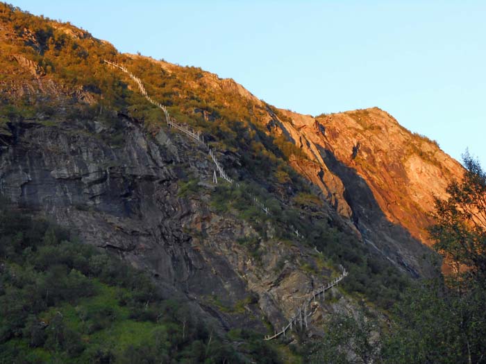 ... windet sich mit 1127 Stufen die Fykantrappen aufs Fjell; Zufahrt vom 500 m langen tunnelfreien Straßenstück zwischen Glomfjord und Holandsfjord entlang des Fykanvatn, etwa 65 Straßenkilometer südlich des Sandhornet