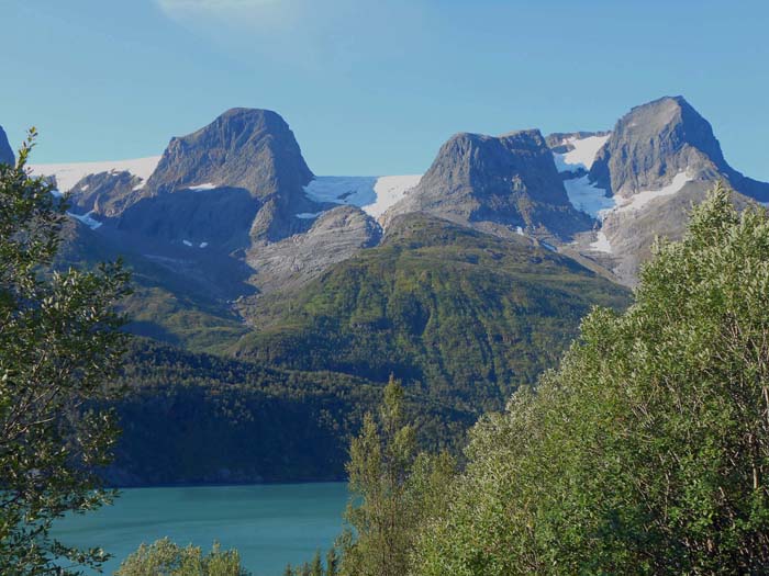 hinterm nächsten Tunnel ein weiterer Höhepunkt: der Helgelandbukken 1454 m über dem Nordfjord, am nw. Eck des Saltfjell-Svartisen Nationalparks