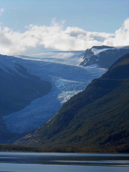 eine der 60 Zungen des zweitgrößten Eisfeldes Norwegens: der Svartisengletscher könnte locker die Stadt Wien bedecken