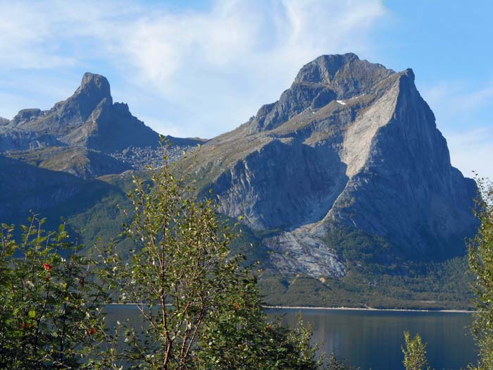 am Tjongsfjord, im S der Blokktind