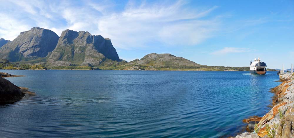 der kleine Fährhafen Jektvika gegen S - auf der folgenden Überfahrt werden wir den Polarkreis passieren