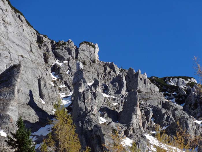 schon 1765 spaltete sich bei einem solchen Ereignis - ausgelöst wahrscheinlich durch einen Stolleneinbruch im Bergwerk tief darunter - ein 200 m hoher Felsturm von der Hauptwand ab. Das „Pulverhörndl“ wurde im Jahr 1910 sogar erklettert